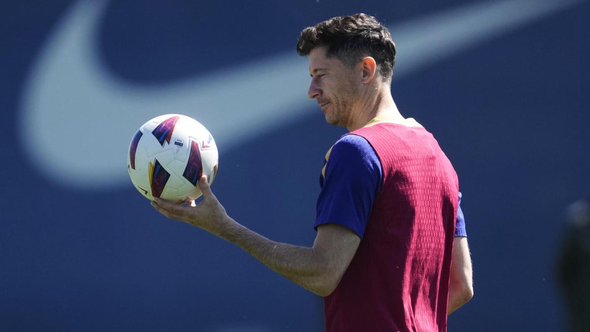 Lewandowski, en el último entrenamiento del Barça previo al duelo con el Girona en Montilivi.
