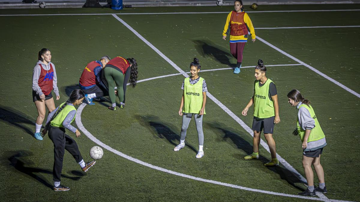 Entrenamiento del primer equipo de fútbol femenino que se crea en el barrio de La Mina