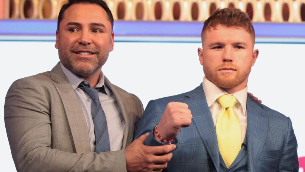 Fotografía del exboxeador Oscar de la Hoya (i) y Saúl "El Canelo" Álvarez posando el, 20 de febrero de 2017, en una rueda de prensa en Ciudad de México (México).
