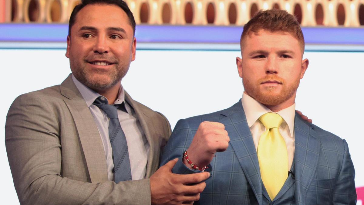 Fotografía del exboxeador Oscar de la Hoya (i) y Saúl "El Canelo" Álvarez posando el, 20 de febrero de 2017, en una rueda de prensa en Ciudad de México (México).