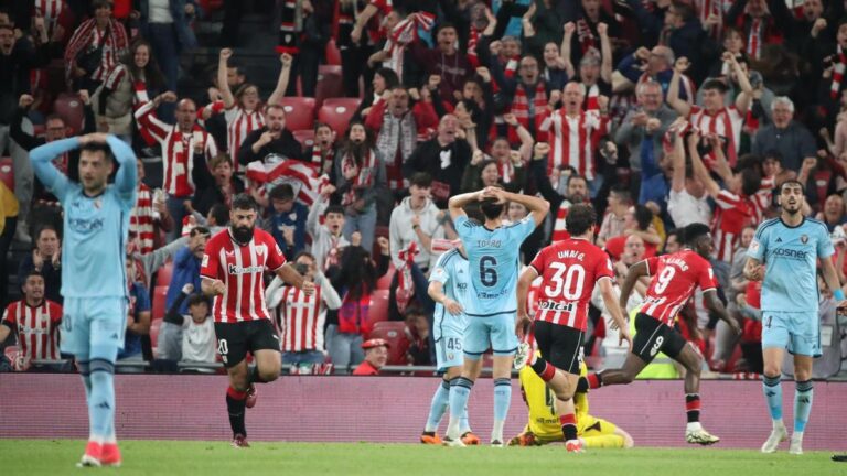 Villalibre celebra su gol ante el Osasuna.