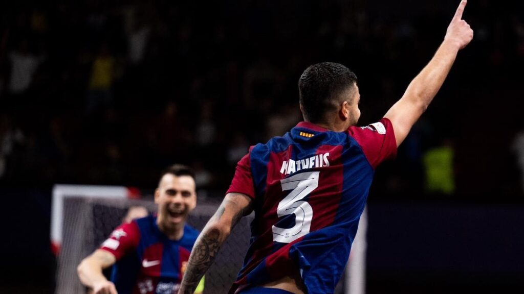 Matheus celebra su gol junto a Sergio Lozano.