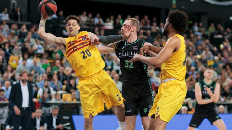 Laprovittola, en una posición acrobático durante el partido ante el Surne Bilbao.