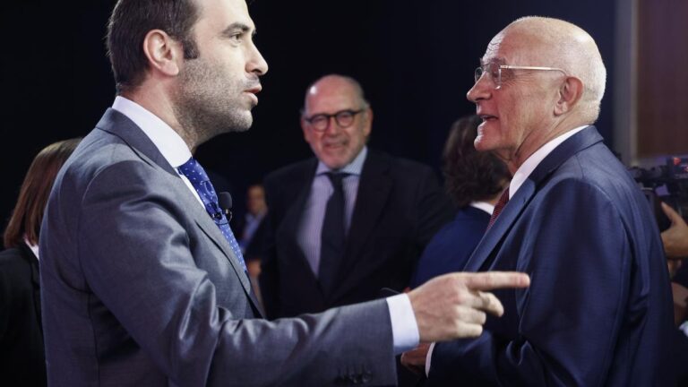 El ministro de Economía, Carlos Cuerpo, con el presidente del Sabadell, Josep Oliu, en la reunión anual del Cercle d'Economia