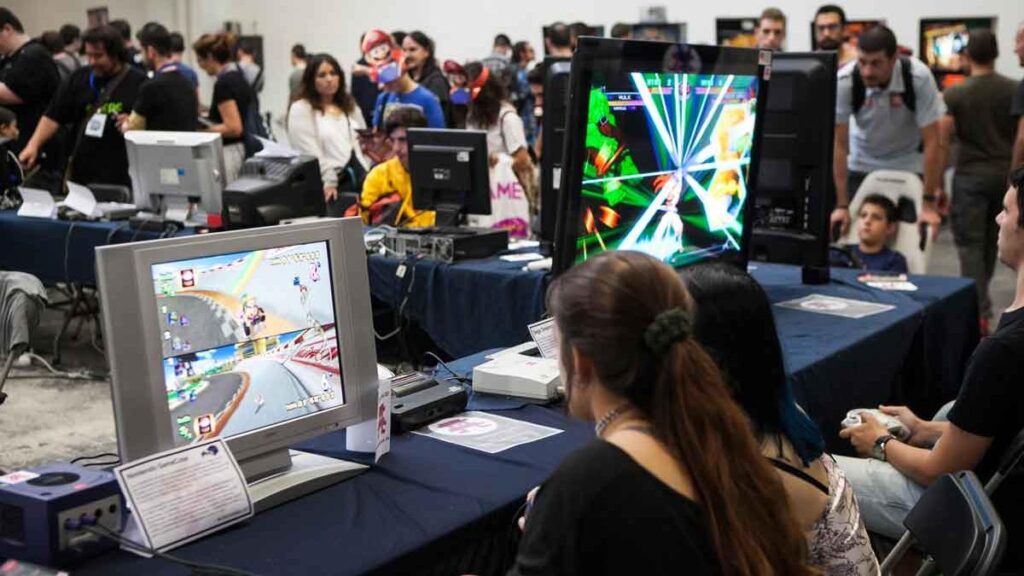 Unas visitantes de la pasada edición de Retrobarcelona juegan a una versión antigua de 'Mario Kart'