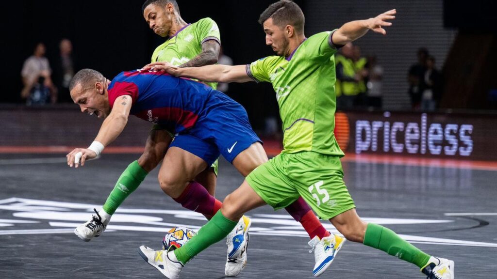 Ferrao cae en un lance del juego contra el Palma Futsal en Ereván.