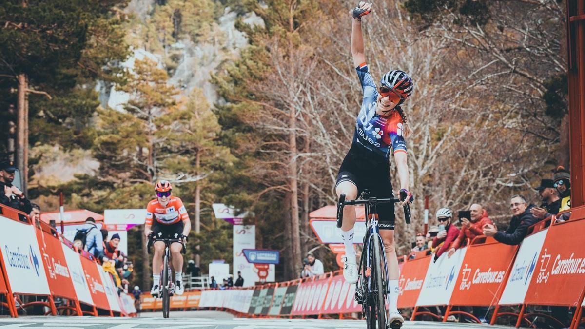 Evita Muzic gana por delante de Demi Vollering, en la Vuelta.