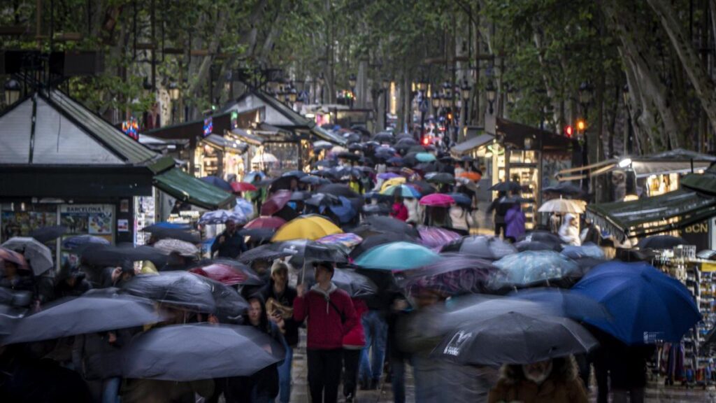 La lluvia azota la ciudad de Barcelona este lunes
