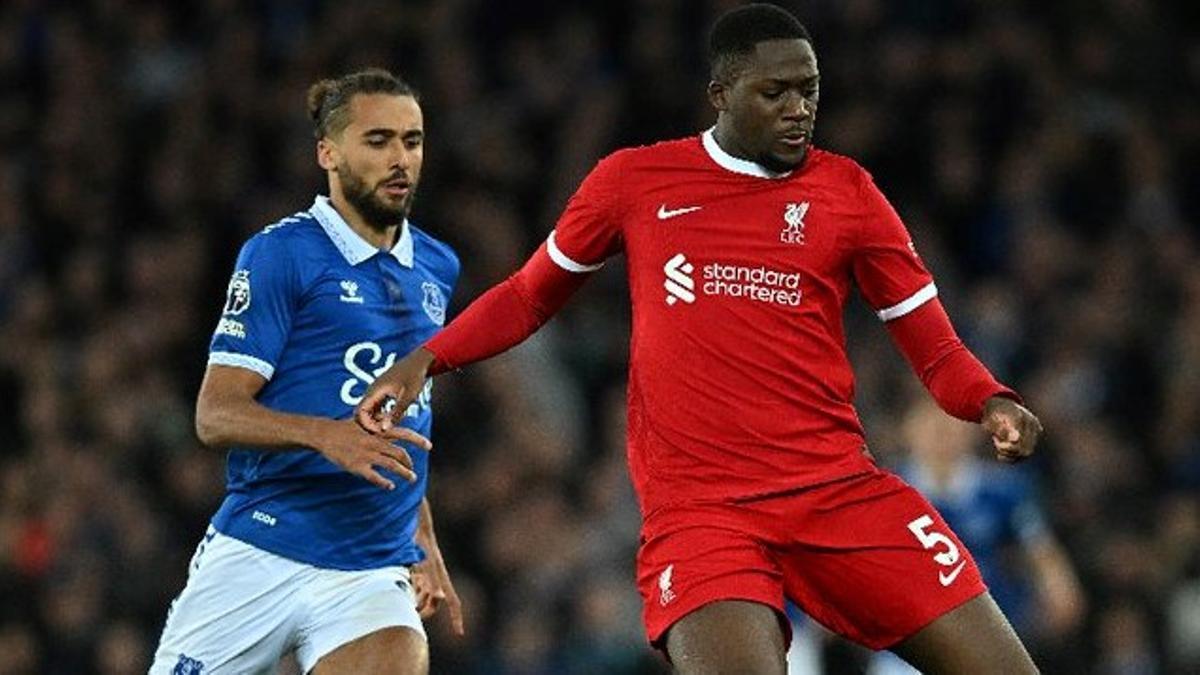 Konaté (derecha), en una jugada ante el Everton.
