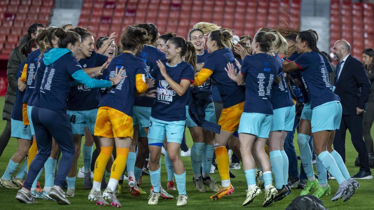 Las jugadoras del Barça celebran el título de Liga certificado este sábado en Granada.