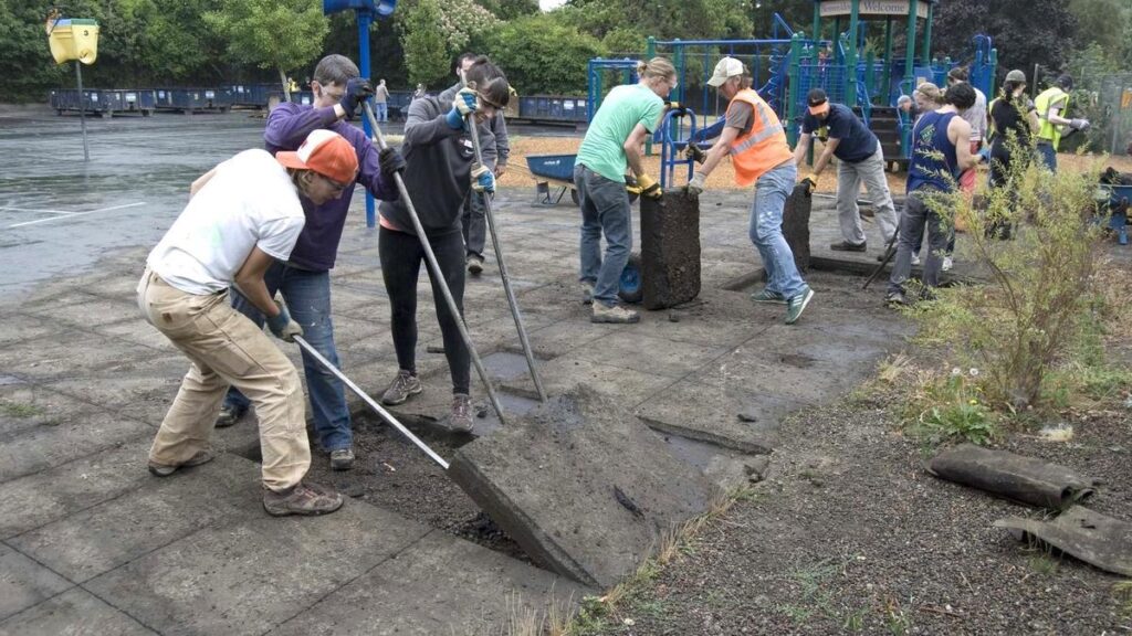 Ciudadanos de Portland (EEUU) despavimentando un parque