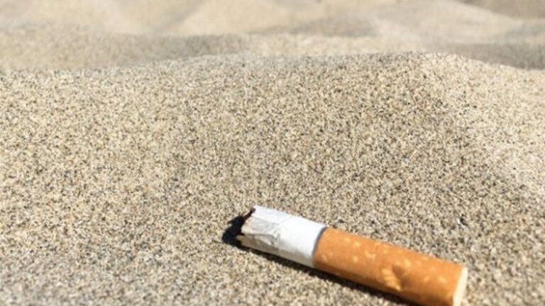 Las colillas contaminan la arena y el mar