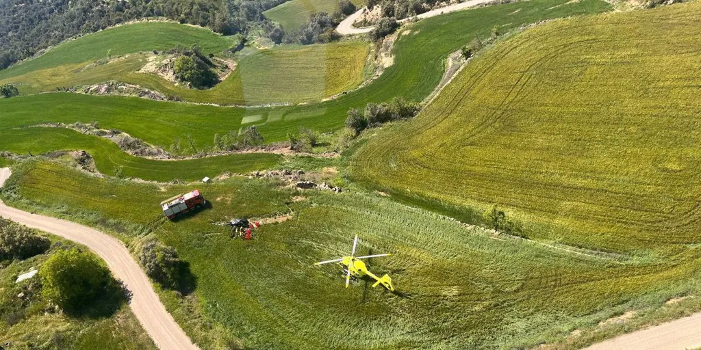 Dos heridos graves tras estrellarse un helicóptero en Vilanova de la Aguda (Lérida)