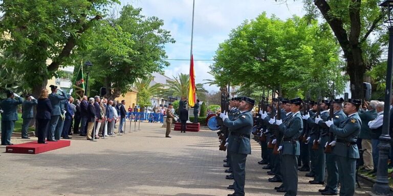 Arranca en Montilla el 180 aniversario de la Guardia Civil con el izado de la bandera
