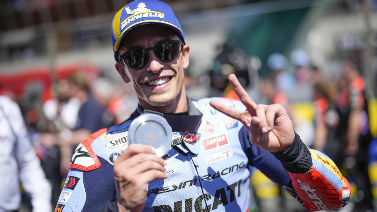 Marc Márquez hace la señal de victoria, hoy, en Le Mans, pues acabó segundo, arrancando desde la 13ª plaza.