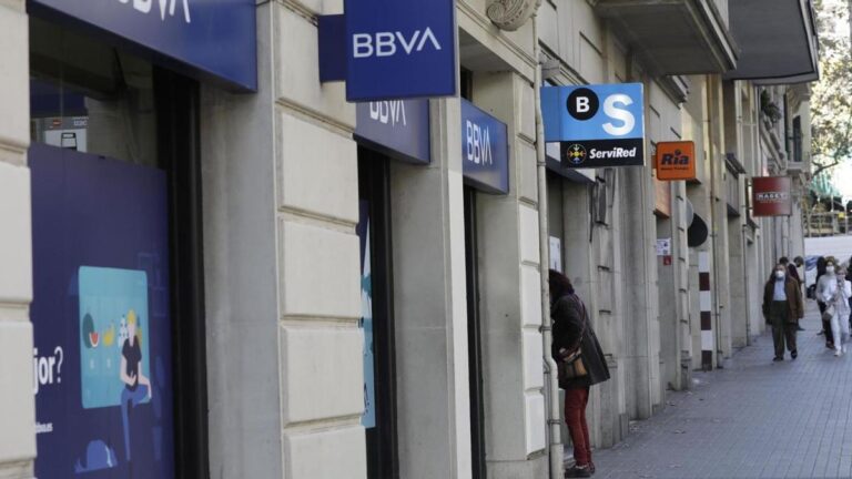 Oficines del Sabadell i el BBVA al passeig de Sant Joan de Barcelona.