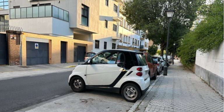 ¿Se puede aparcar en batería en zona de cordón?