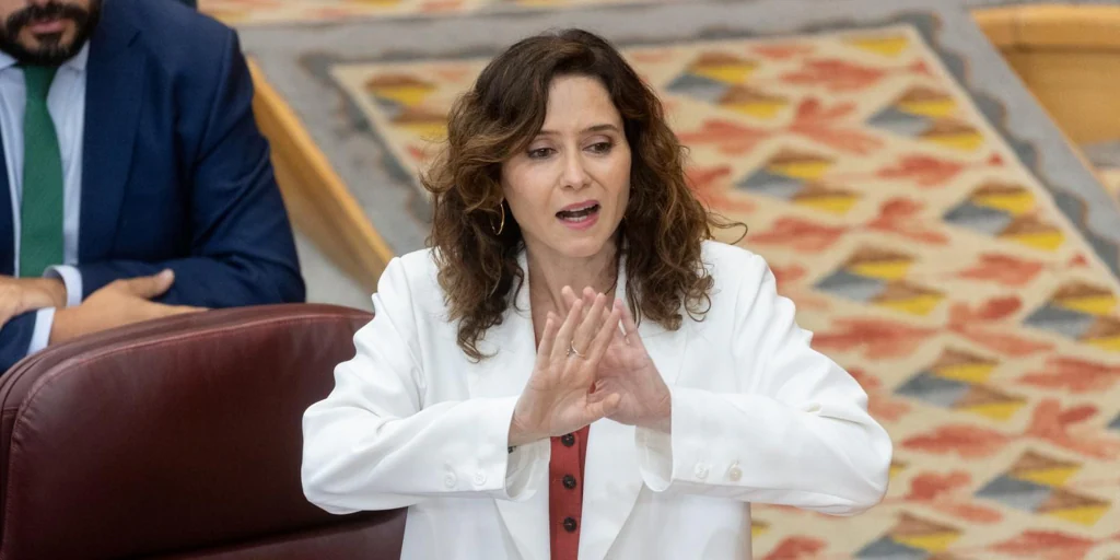 El debate sobre los menas en Madrid deriva en otra bronca política entre acusaciones e insultos por «racismo, crueldad y odio»