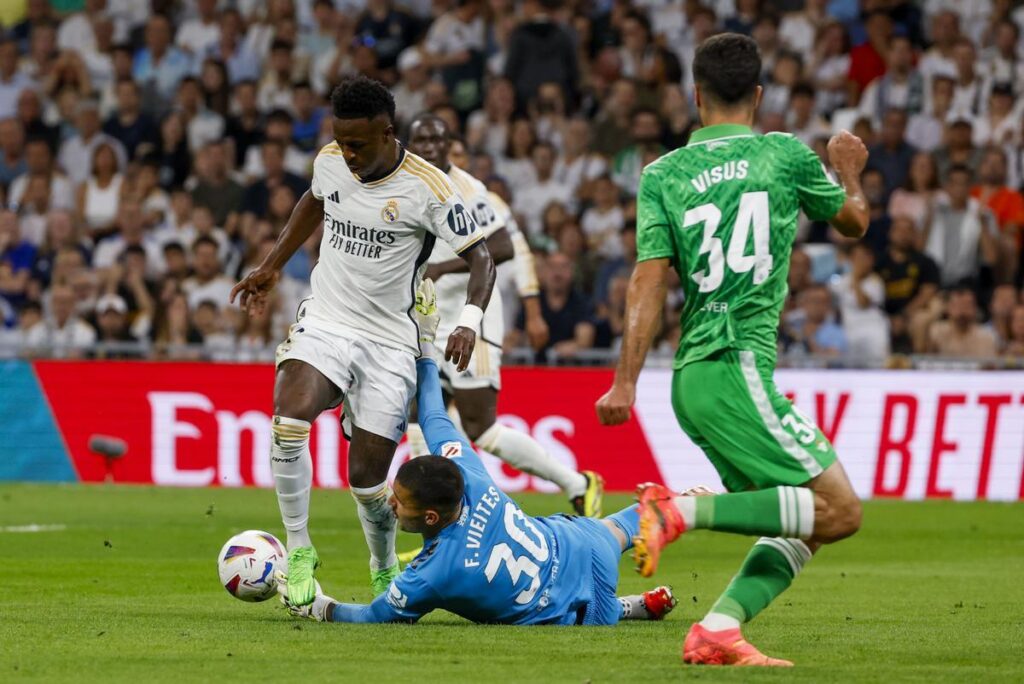 El Bernabéu despide a Kroos como una leyenda y el once de Wembley no pasa del empate