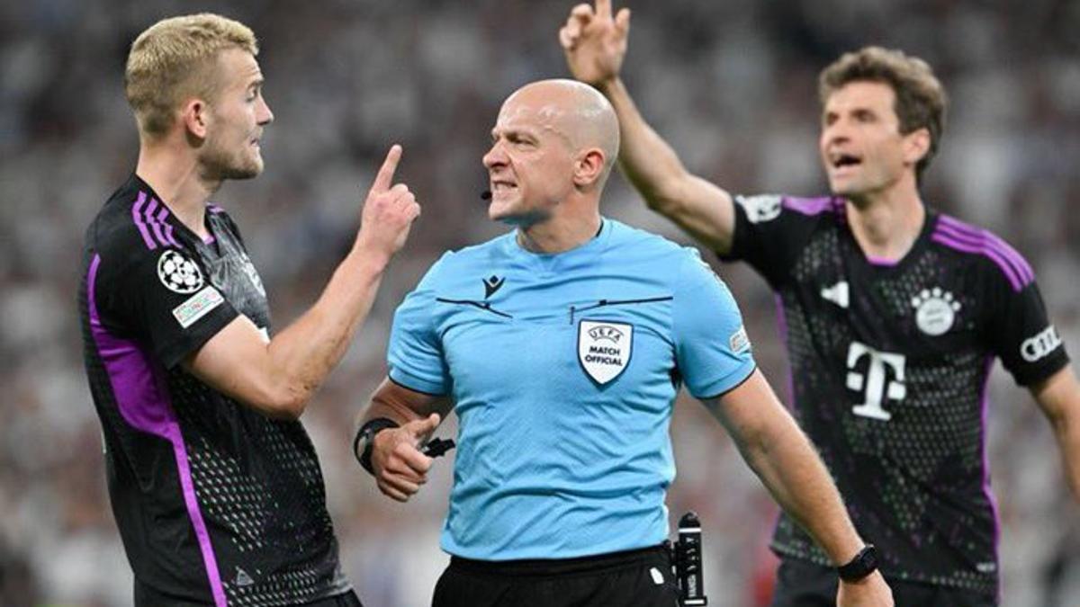 Los jugadores del Bayern protestan al colegiado polaco Szymon Marciniak en el Bernabéu.