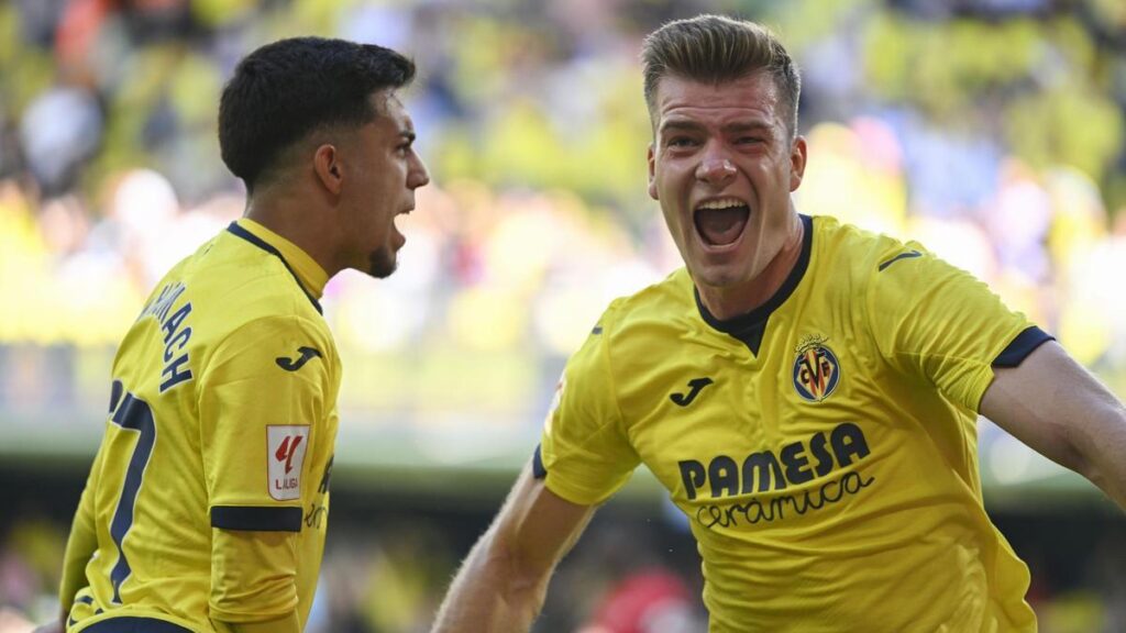 Sorloth celebra uno de sus dos goles ante el Sevilla.