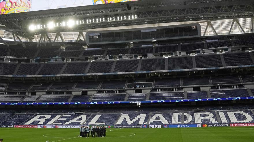 Los jugadores del Bayern de Múnich se reúnen sobre el césped del Santiago Bernabéu.