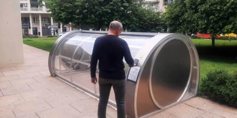 Las llamativas cabinas que protegen a las bicis y en el futuro a los socorristas en Benidorm