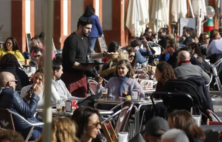 los servicios tiran de la bajada del desempleo en abril, con 1.707 parados menos