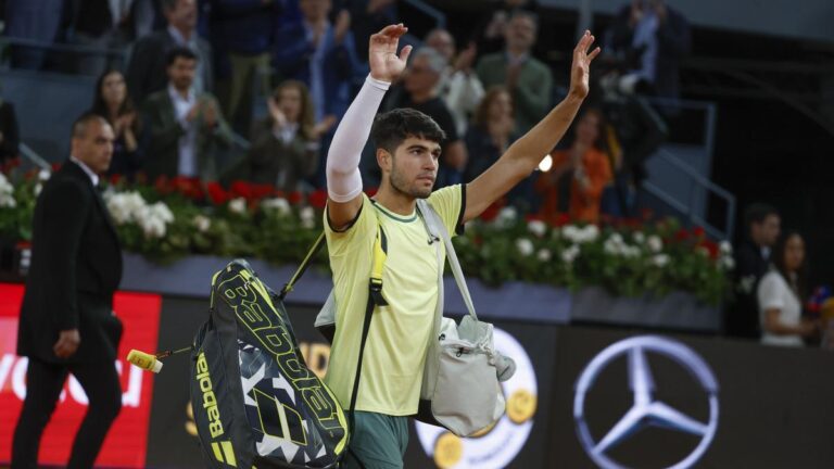 Carlos Alcaraz se despide del Mutua Madrid Open tras ser derrotado por Andréi Rublev.