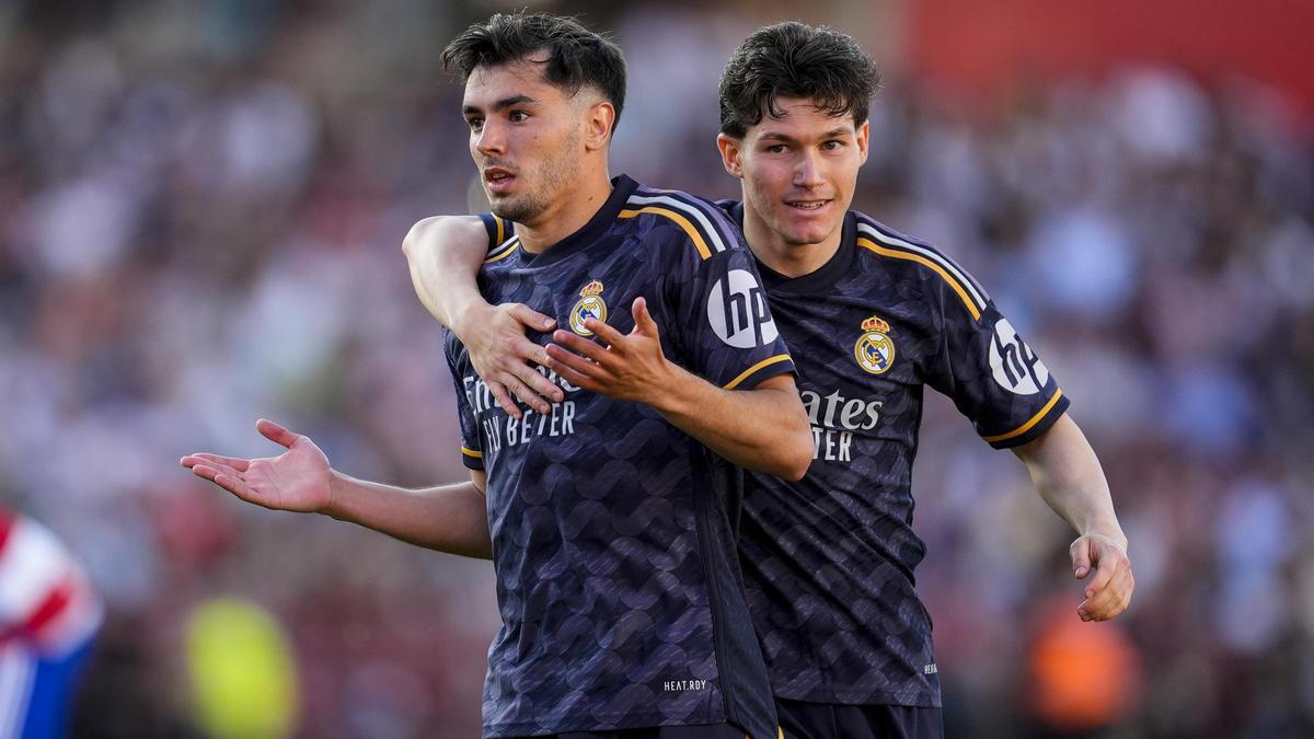 Brahim celebra junto a Fran García uno de los goles del Real Madrid en Granada.