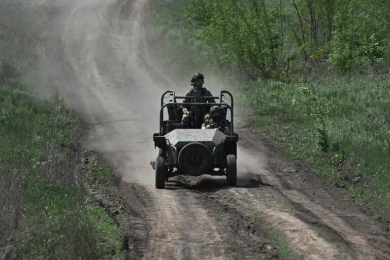 El ministro de Defensa ruso ordena enviar urgentemente más armas al frente en Ucrania para tomar Chasiv Yar