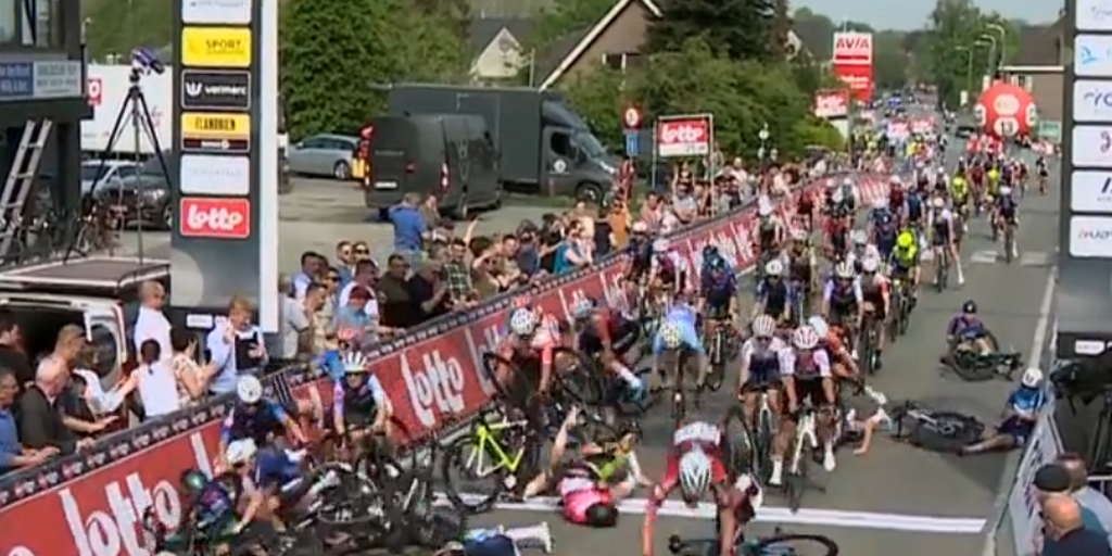 Varias ciclistas heridas tras una brutal montonera en la Cyclis Bike Lease Classic