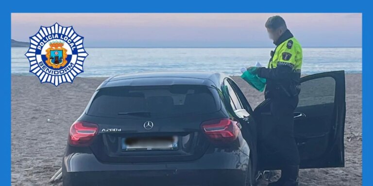 La Policía de Benidorm retira un coche dentro de la playa: «Para aparcar, la toalla»