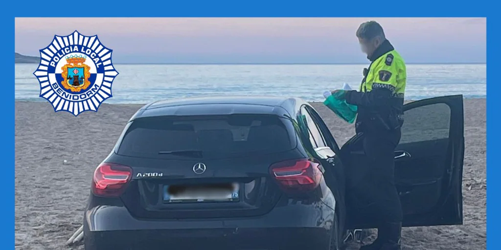 La Policía de Benidorm retira un coche dentro de la playa: «Para aparcar, la toalla»