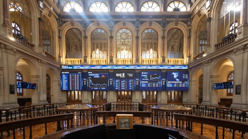 Paneles del Ibex 35, en el Palacio de la Bolsa de Madrid.