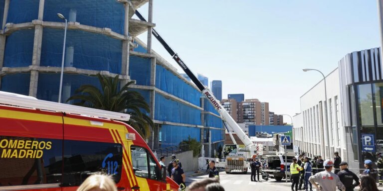 Dos obreros sepultados y un herido tras el derrumbe del forjado de un edificio en Herrera Oria