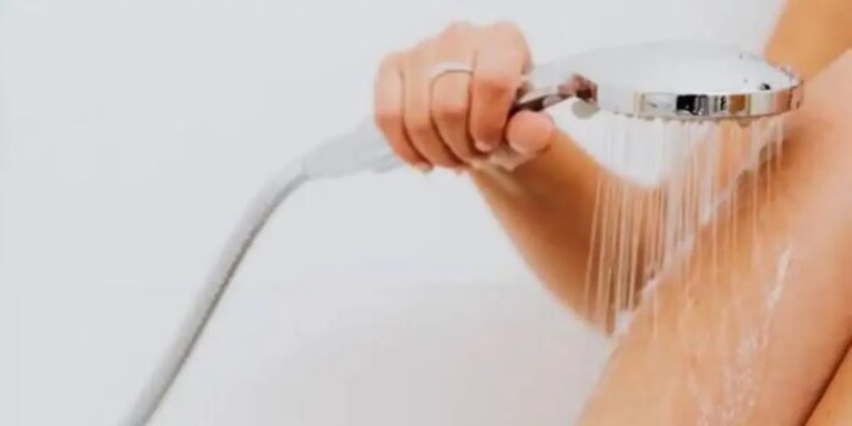 Una dermatóloga explica si se debe usar la esponja para enjabonarse el cuerpo durante la ducha: «Solo sirve para...»