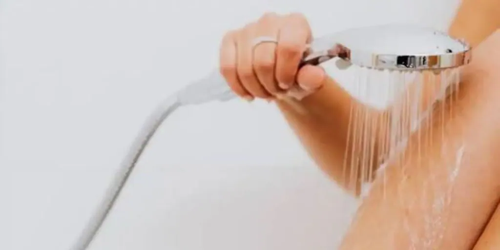 Una dermatóloga explica si se debe usar la esponja para enjabonarse el cuerpo durante la ducha: «Solo sirve para...»