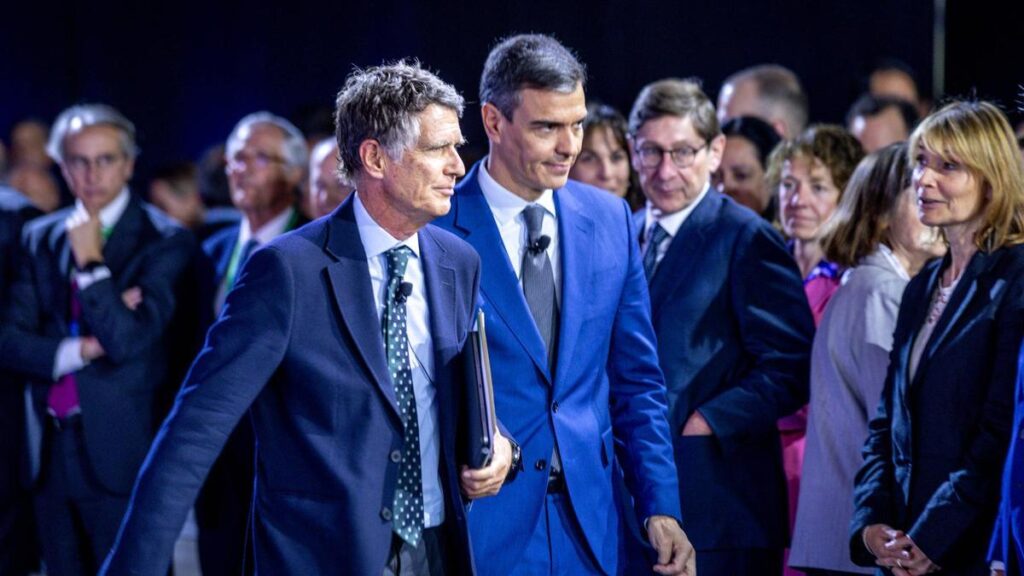 El presidente del Cercle d'Economia, Jaume Guardiola, con Pedro Sánchez, antes del acto de clausura de la reunión anual de la organización empresarial.