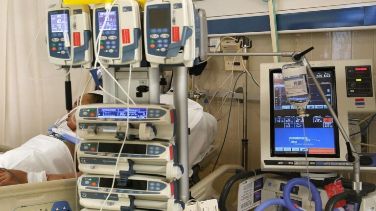Un paciente en la UCI del Hospital del Vall d'Hebron.