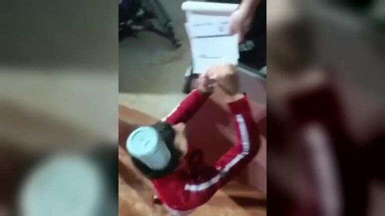 Djokovic recibe un botellazo fortuito en la cabeza cuando firmaba autógrafos en Roma