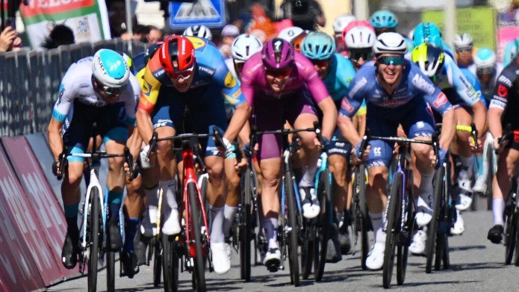 Jonathan Milan, en primera posición, en su victoria al esprint en el Giro.