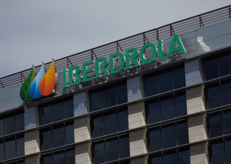 Iberdrola instala la primera turbina del parque eólico marino de 'Baltic Eagle'