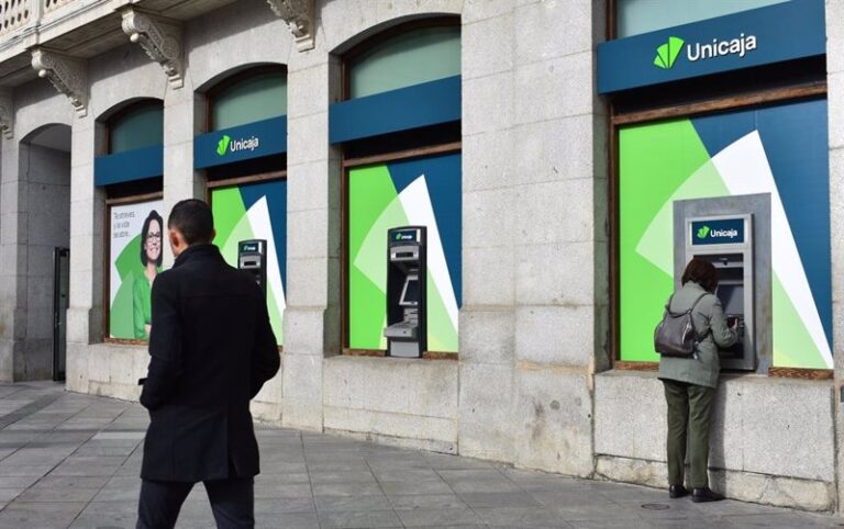 Fitch mejora la perspectiva de Unicaja a 'positiva' y mantiene la calificación en 'BBB-'