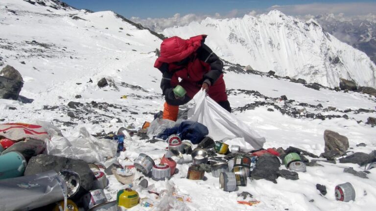Una flota de drones recogerá la basura del Everest