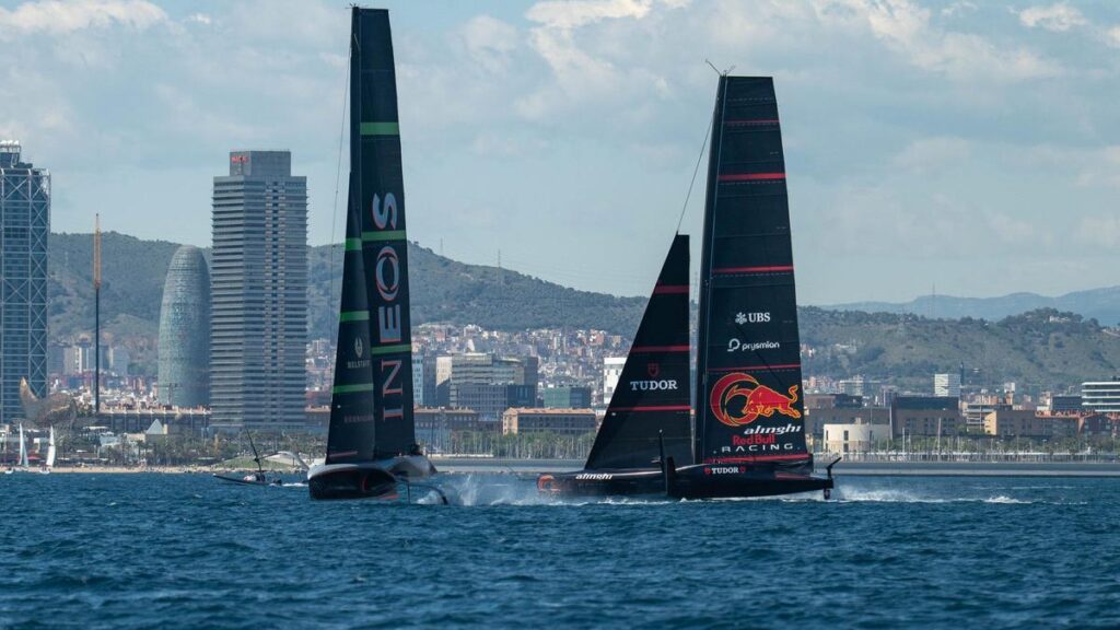 Imagen tomada el 8 de mayo de los equipos Ineos Britania y Alinghi Red Bull Racing frente al litoral barcelonés.