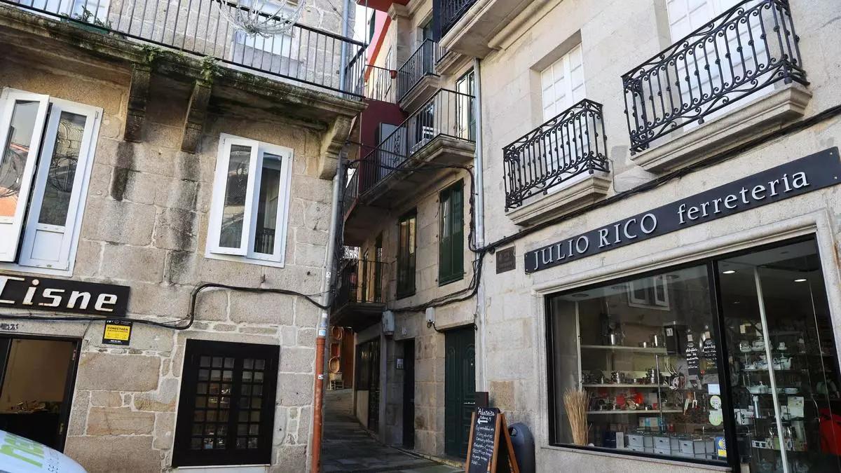 Vista general del edificio número 15 de la calle Cesteiros con pisos turísticos