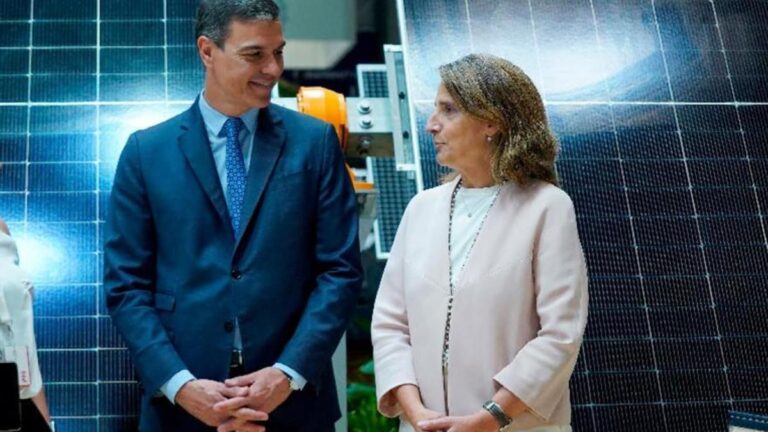 El presidente del Gobierno, Pedro Sánchez, y la vicepresidenta y ministra para la Transición Ecológica, Teresa Ribera.
