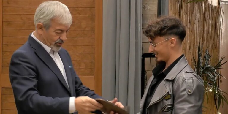 Un soltero deja descolocado a Carlos Sobera al hacer algo insólito en la historia de 'First Dates': «Para ahí»