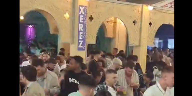 Decenas de personas abandonan una caseta de la Feria de Jerez en la que usaron gas pimienta